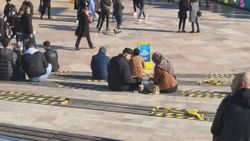 Korona tedbirlerinin yanlış anlaşıldığı AVM'nin, bu kez de önünde yemek yediler