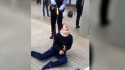 İspanya’da polise direnen kadına şok tabancalı müdahale