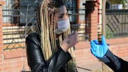 Adana’da maske cezası yiyen kadın, polisleri tehdit etti