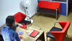 İzmir depreminden yeni görüntü: Kahvesini sakinlikle içti