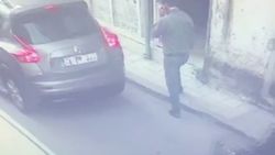 Adana'da otomobilin lastiğini patlatıp, 253 bin 500 lirayı çaldılar