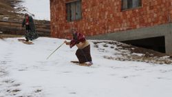 Rize'de kar sonrası tahtalı kayak eğlencesi