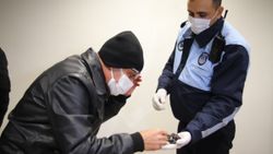 Elazığ’da bozuk hurma yiyerek zabıtayı inandırmaya çalıştı
