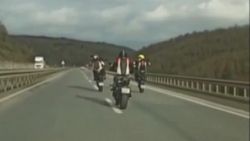 Şile yolunda tek teker üzerinde giden 3 motosikletli