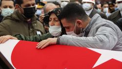 İzmirli şehit Mehmet Özbent, son yolculuğuna uğurlandı