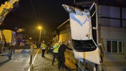 Sultanbeyli'de otomobil, binanın bahçesine uçtu