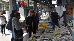 Marmarisliler yılbaşı için deniz ürünlerine akın etti