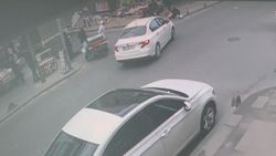 Küçükçekmece'de motosikletli önce otomobile sonra kadına çarptı