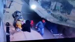 Hindistan’da yayaların üzerine duvar çöktü
