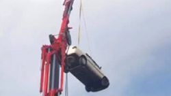 Antalya'da vince bağlı otomobilde tehlikeli çekim