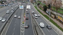 Avrasya Tüneli yoluna geri girerek kaçıyor, trafiği tehlikeye düşürüyorlar