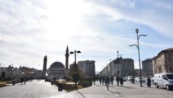 Sivas'ta bir tarafta kış, bir tarafta bahar havası