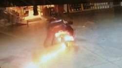 Zonguldak'ta yakıt alan motosikletlinin aracı yandı