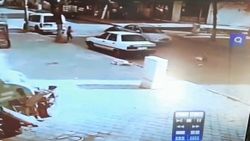Adıyaman’da otomobilin önüne fırlayan çocuk metrelerce sürüklendi
