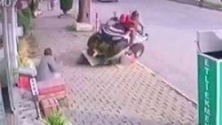 Antalya'da üzerine gelen ATV'den son anda kurtuldu