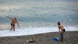 Antalya'da kısıtlamadan muaf turistler denize girdi