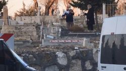 Malatya'da bir kişi mezar başında keman çaldırdı
