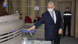 Menemen Belediyesi'nde çekilen kurayı AK Partili Pehlivan kazandı