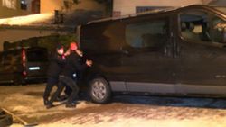 Kağıthane'de buzlu yolda uçuruma düşmek üzere olan araç kurtarıldı