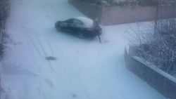Arnavutköy'de kayan aracını iterek durdurmaya çalıştı