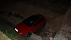 İzmir'de polisten kaçan 14 yaşındaki sürücü otomobil ile dereye düştü