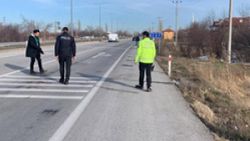 Afyonkarahisar'da 14 yaşındaki çocuk, babasıyla tartışan tır şoförlerini vurdu
