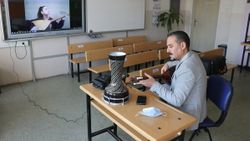 Karabük'te gönüllü öğretmen, bağlama derslerini çevrimiçi veriyor