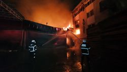 Adana'da mobilya atölyesindeki yangın, evlere sıçradı