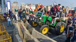 Hindistan'da binlerce çiftçi ile polis arasında arbede çıktı