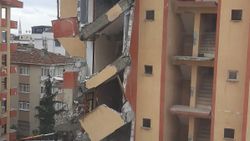 Maltepe'de yıkımı yarım bırakılan bina korkuttu