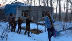 Van’da mahallelinin davullu tefli karga mücadelesi