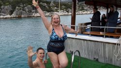 Rus turistler, kış ortasında Kekova'da deniz keyfi yaptı