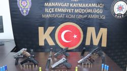 Antalya'da sevgilisinin evine sakladığı silahlar polis baskınıyla bulundu