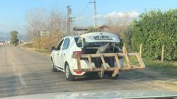 Adana'da, bagaja oturan adam ayakları ile merdiven taşıdı