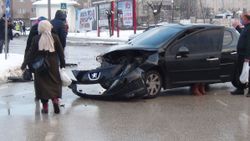 Bursa'da görevden çıkıp evlerine giden polisler ölümden döndü