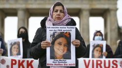 Almanya'da, kızı PKK tarafından kaçırılan anne eylemini bırakmadı