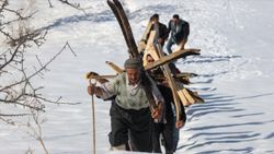 Hakkarili gençlerin kayak keyfi