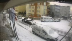 İstanbul'da park halindeyken kayan otomobili böyle durdurmaya çalıştılar