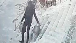 Tokat'ta buzlanan merdiven tüpçüye zor anlar yaşattı