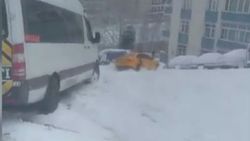 İstanbul'da bir müşteri karda kayan taksiden atladı