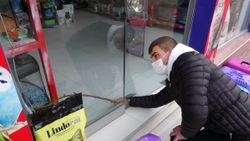 Samsun'da hırsız 100 liralık tasma için bin 500 liralık camı kırdı