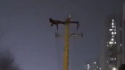 Çin’de elektrik direğinin tepesinde mekik çekti
