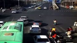 Çin'de 4 yaşındaki çocuk arabanın bagajından yola düştü