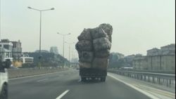Kartal'da aşırı yük taşıyan kamyonet trafikte korku yaşattı