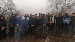 Mehmetçik Yunanistan'ın geri ittiği göçmenleri donmaktan kurtardı