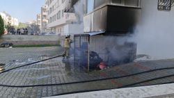 İzmir'de balkonun altında duran motosiklet alev aldı