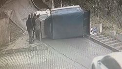 Kağıthane'de kayan kamyonun devrilme anları kameralara yansıdı