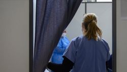 Fransa'da koronavirüslü sağlıkçıların göreve devam ettiği iddiası