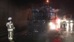 Kuzey Marmara Otoyolu'nda kimyasal yüklü kamyon alev alev yandı