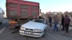 Kırıkkale’de otomobil kamyona ok gibi saplandı